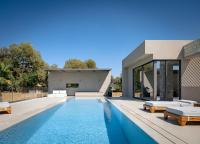 Artemis Villa, Beachfront Retreat with Heated Pool, By ThinkVilla - B&B Tavronítis