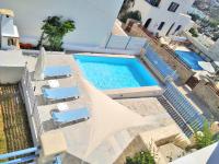 B&B Piso Livadi - Villa Danae - Seaside Villa with Pool & Hot Tub - Bed and Breakfast Piso Livadi