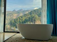 Habitación con cama extragrande y vistas a la montaña