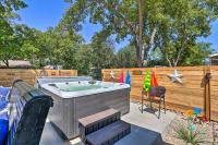 Cozy Retreat with Hot Tub and Fire Pit Close to Main! - Chambres d’hôtes Fredericksburg
