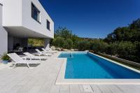 Modern Villa Elia with 40sqm heated pool, 3 bedrooms, and Split city views - B&B Salona