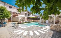 B&B Peresiji - Amazing Home In Peresiji With 4 Bedrooms, Wifi And Outdoor Swimming Pool - Bed and Breakfast Peresiji