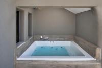 Christianna & George Luxury Hot Tub Apartment - B&B Firá