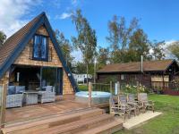 Widgeon Bespoke Cabin is lakeside with Private fishing peg, hot tub situated at Tattershall Lakes Country Park - Chambres d'hôtes Tattershall
