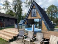 B&B Tattershall - Widgeon Bespoke Cabin is lakeside with Private fishing peg, hot tub situated at Tattershall Lakes Country Park - Bed and Breakfast Tattershall