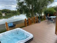 Indulgence Lakeside Lodge i2 with hot tub, private fishing peg situated at Tattershall Lakes Country Park - Chambres d'hôtes Tattershall