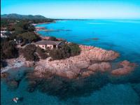 Villa Vera trifamigliare con ingresso diretto 20 mt al mare clima wi-fi bbq - B&B Cala Liberotto