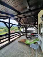 Zimmer mit Kingsize-Bett und Balkon