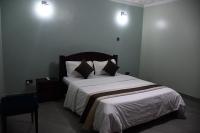 One-Bedroom Apartment with Lake View