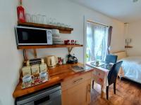 Cosy Snug Room with En-Suite - Near Lyme Regis - Private Balcony with Sunset Views - Free Parking & WiFi - Tea Room opposite serving local produce - Ferienwohnung Lyme Regis