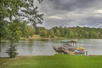 Waterfront Greenwood Getaway with Deck and Grill! - Chambres d’hôtes