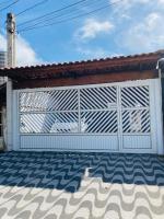 Casa Moderna e Aconchegante à Beira Mar, com Opção de Piscina Aquecida Cobrado à Parte, Área Gourmet com Churrasqueira em Deck Coberto Frente a Piscina, Aconchegante Sala de Estar com Lareira, Garagem para 4 Carros, Casa Pé na Areia a 50 metros da Praia - B&B Praia Grande