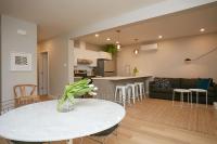 B&B Montreal - Explore Montreal from Sleek Contemporary Apartment by Den Stays - Bed and Breakfast Montreal