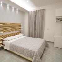 Zimmer mit Kingsize-Bett und Balkon