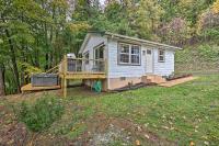 Hilltop Hideaway with Scenic Views and Hot Tub! - Chambres d’hôtes West Jefferson