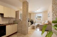 Toncica Sunny terrace with seaview and shaded BBQ area - B&B Metajna