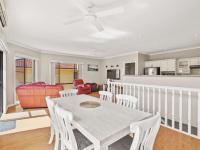 B&B Toowoon Bay - Beachside Spacious and Sunlit House with Balcony - Bed and Breakfast Toowoon Bay