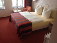 Tweepersoonskamer met 2 Aparte Bedden en Douche