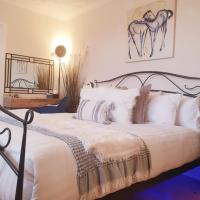 The NEW Blue Horse Suite at The Grumpy Schnauzer B&B Luxury Private Indoor Hot Tub Breakfast in Bed - Ferienwohnung Airdrie