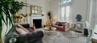 B&B Margate - Elegant 5 bed 4 bath 'Vogue House' Parisian style home - Bed and Breakfast Margate