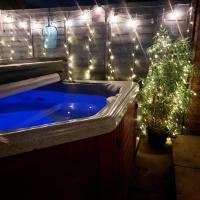 B&B New Monkland - The Green Monkey Lux Suite at The Grumpy Schnauzer B&B Private Hot Tub, Gym, Breakfast, Stunning! - Bed and Breakfast New Monkland