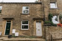 LITTLE RED HOLIDAY HOME - 2 Bed House with Free Parking within West Yorkshire, local access to the Peak District - Chambres d'hôtes Halifax