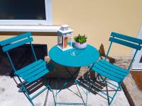 Stylish holiday Art apartment - wifi & great location - B&B