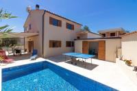 Beautiful villa Cissana with private pool near the beach - B&B Peroj