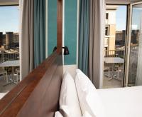 Zimmer mit Kingsize-Bett und Balkon