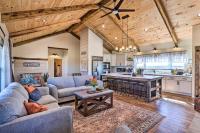 Chic Williamstown Retreat with Pool and Hot Tub! - Ferienwohnung Williamstown (Kentucky)