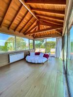 Habitación con cama extragrande y vistas a la piscina
