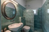 Luxury Villa with Private Pool in Skopelos, Nature Retreat, Villa Pine Trees by Kardous - Chambres d'hôtes Iolkós