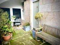 Chic Edinburgh 2B City Centre flat & patio , close to Castle - B&B