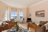 7 South Beach Court - Sea Front Apartment with Spectacular Sea Views - Chambres d'hôtes Tenby