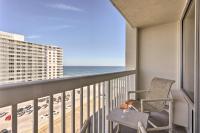 Ocean-View Daytona Beach Resort Retreat with Balcony - B&B