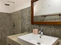 Tweepersoonskamer met 2 Aparte Bedden en Uitzicht op het Bos