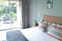 Kamer met Kingsize Bed en Uitzicht op het Zwembad