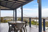 Tru Blu - Enjoy Sweeping 180 Degree Views of Gracetown in this Modern Family Beach House - Chambres d'hôtes Gracetown