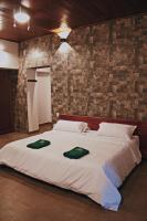 Suite mit Kingsize-Bett und Poolblick
