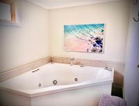 Churchill's B&B twin spa getaway Studio - Chambres d’hôtes Swansea