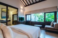 Deluxe King Room in beach view wing