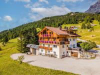 Garni Baita - Bed and Breakfast San Cassiano