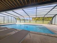 Maison isolée avec jardin, piscine intérieure chauffée et équipements pour des vacances de rêve. - FR-1-591-330 - B&B