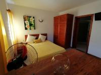 Estudio con vistas a la piscina