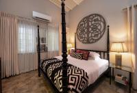 Zimmer mit Kingsize-Bett und Zugang zum Garten
