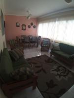 Guaruja. Excelente apartamento, localizado no melhor ponto da Enseada, a 200 m da praia. Possui restaurantes, mini shoppings e boulevard próximosar,  ambém a supermercados, farmácias e ao aquário do Guarujá. - Chambres d'hôtes Guarujá