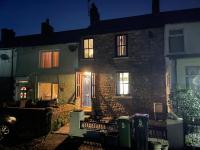Traditional cosy PET FRIENDLY cottage by the canal with Cymru Holidays - Chambres d'hôtes Cwmbran