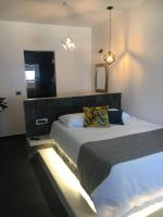 Deluxe Cave Suite with outdoor Hot Tub and Caldera View