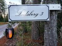 Lidsbergs torp i Ölme från år 1910 Ett eget mysigt torp med kakelugn, lågt i tak, sovrum med dubbelsäng och 2 enkelsängar på loft med snedtak bäddsoffa i v-rum trädgård med gasgrill - B&B