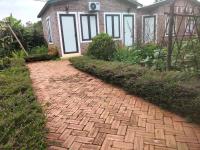 Habitación con cama extragrande y vistas al jardín 